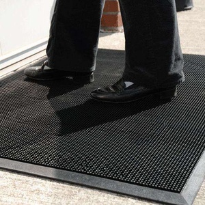 Black entrance rubberised mat with slip-resistant surface