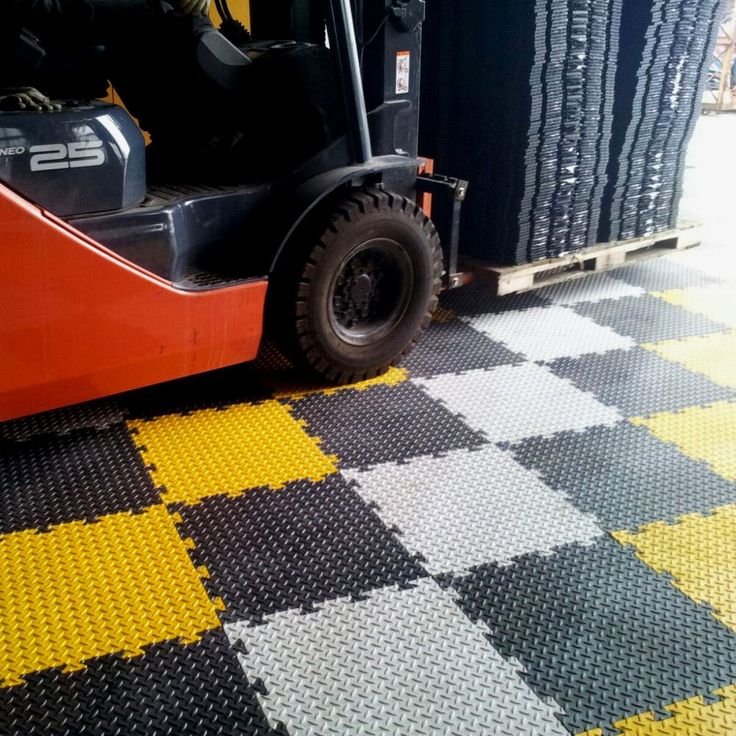 Workshop floor mats in a yellow and black layout