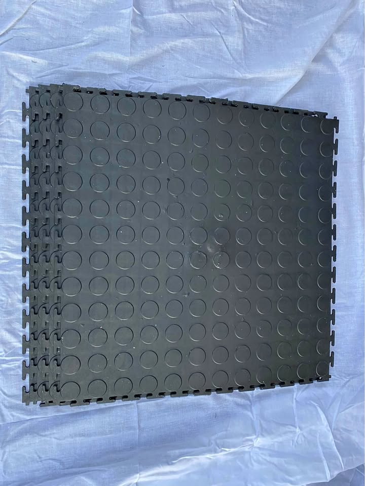 Coin surface interlocking PVC floor tile